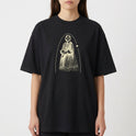 Camiseta com estampa frontal de figura retrô em traje antigo, com detalhe de arco em destaque ao redor e um pequeno diamante no lado direito.
