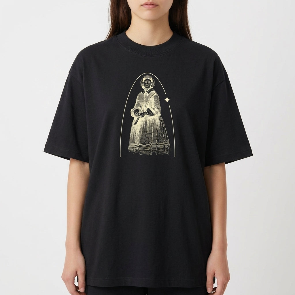 Camiseta com estampa frontal de figura retrô em traje antigo, com detalhe de arco em destaque ao redor e um pequeno diamante no lado direito.