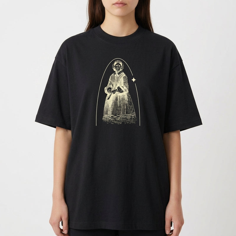 Camiseta com estampa frontal de figura retrô em traje antigo, com detalhe de arco em destaque ao redor e um pequeno diamante no lado direito.