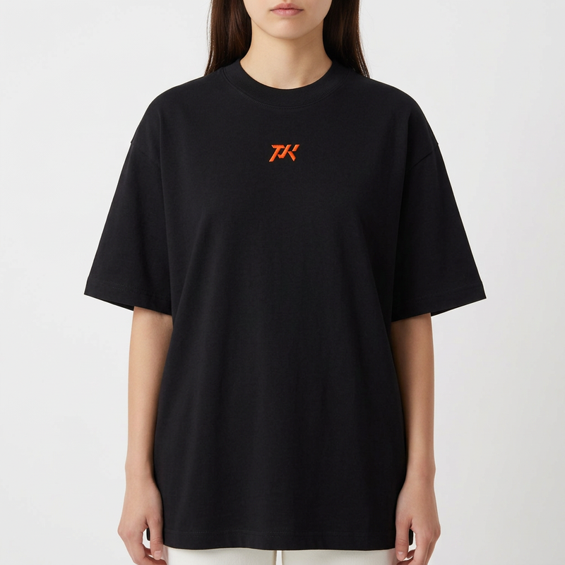 Camiseta com estampa frontal de logo estilizado "YK" e estampa traseira de figura musculosa com detalhes intrincados, acompanhada do texto "Parker Squad".