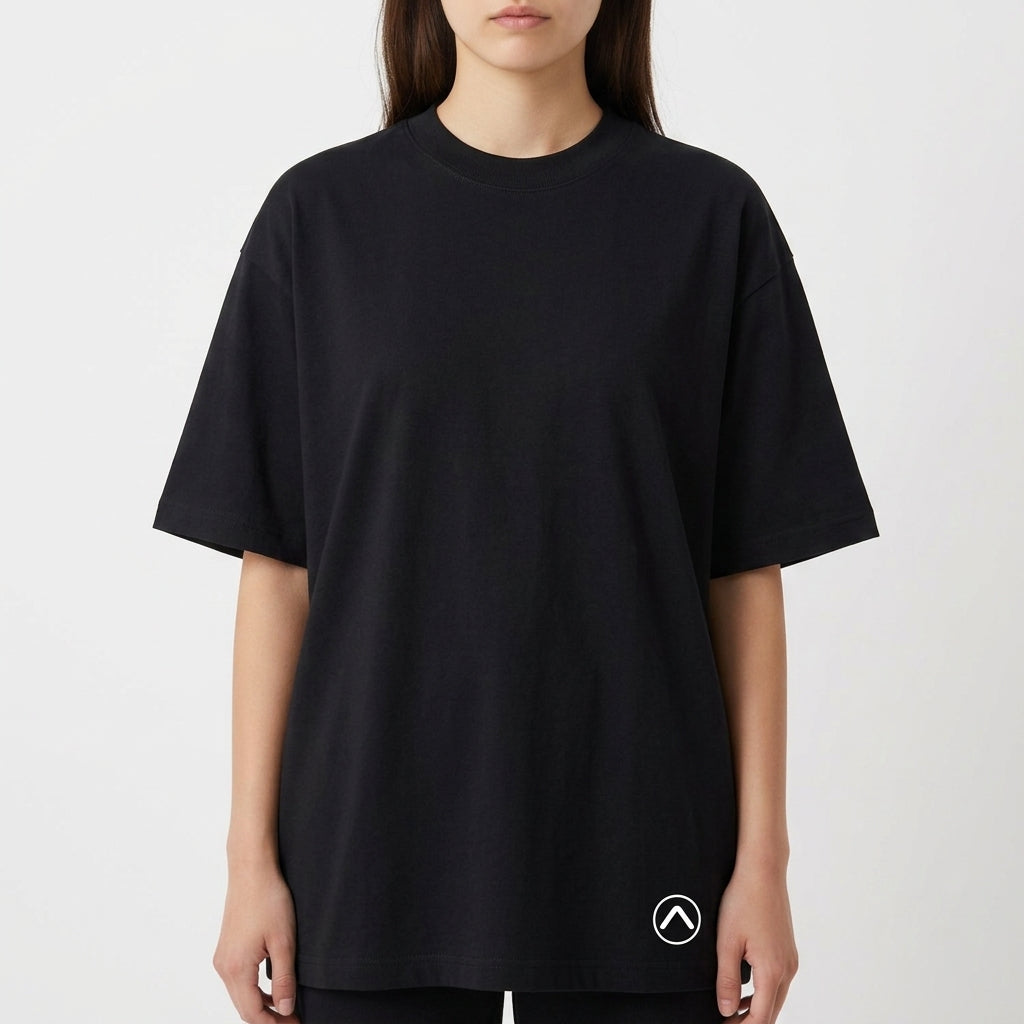Camiseta com estampa frontal de símbolo minimalista no canto inferior e estampa traseira de paisagem praiana ao entardecer com padrão de calçada ondulada.