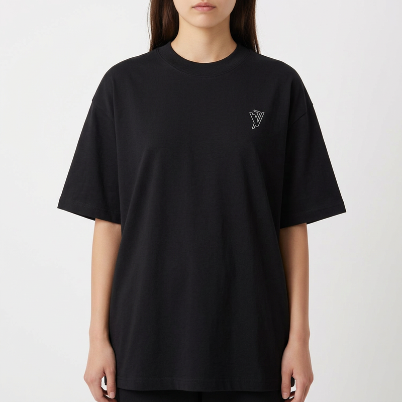 Camiseta com estampa frontal de logotipo minimalista e estampa traseira de esfera com logotipo sobreposto, salpicos e texto circular em estilo dinâmico.