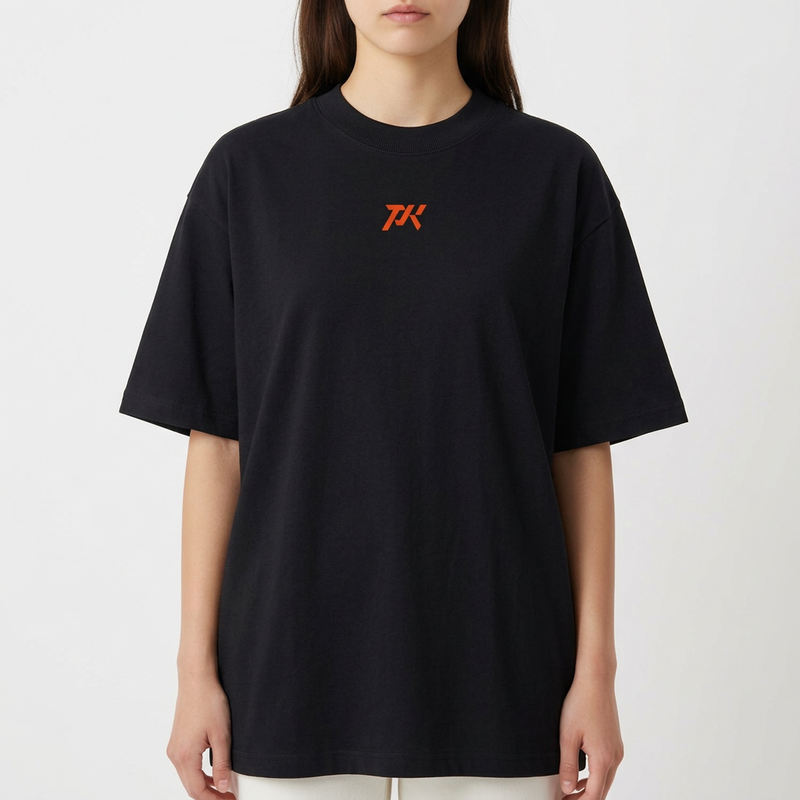 Camiseta com estampa frontal de letras estilizadas e estampa traseira de personagem musculoso flexionando, acompanhado das palavras "Parker Squad".