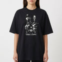 Camiseta com estampa frontal de três figuras em detalhe ressaltadas por instrumentos musicais, acompanhadas pela inscrição "Public Enemy" em estilo destacado.