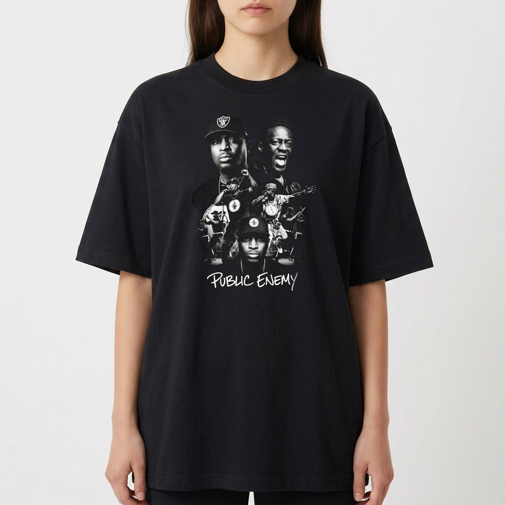 Camiseta com estampa frontal de três figuras em detalhe ressaltadas por instrumentos musicais, acompanhadas pela inscrição "Public Enemy" em estilo destacado.