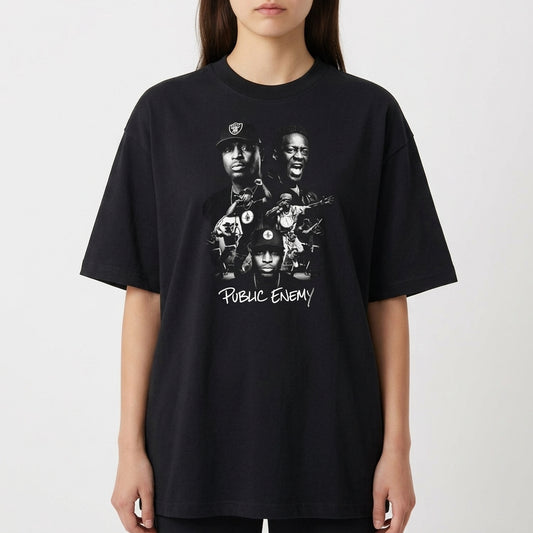 Camiseta com estampa frontal de três figuras em detalhe ressaltadas por instrumentos musicais, acompanhadas pela inscrição "Public Enemy" em estilo destacado.