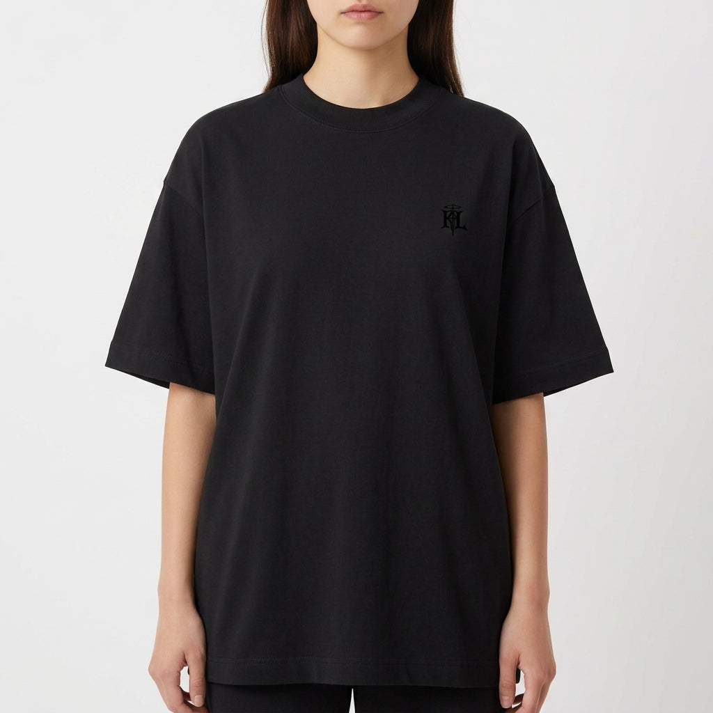 Camiseta com estampa frontal de pequeno logotipo estilizado e estampa traseira de personagem em quadrinhos com frase em destaque e elementos gráficos.