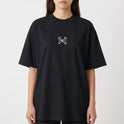 Camiseta com estampa frontal de duas chaves cruzadas e estampa traseira de mão segurando um bastão com a frase "FIRMEZA! primeiro se firma. depois se caminha."