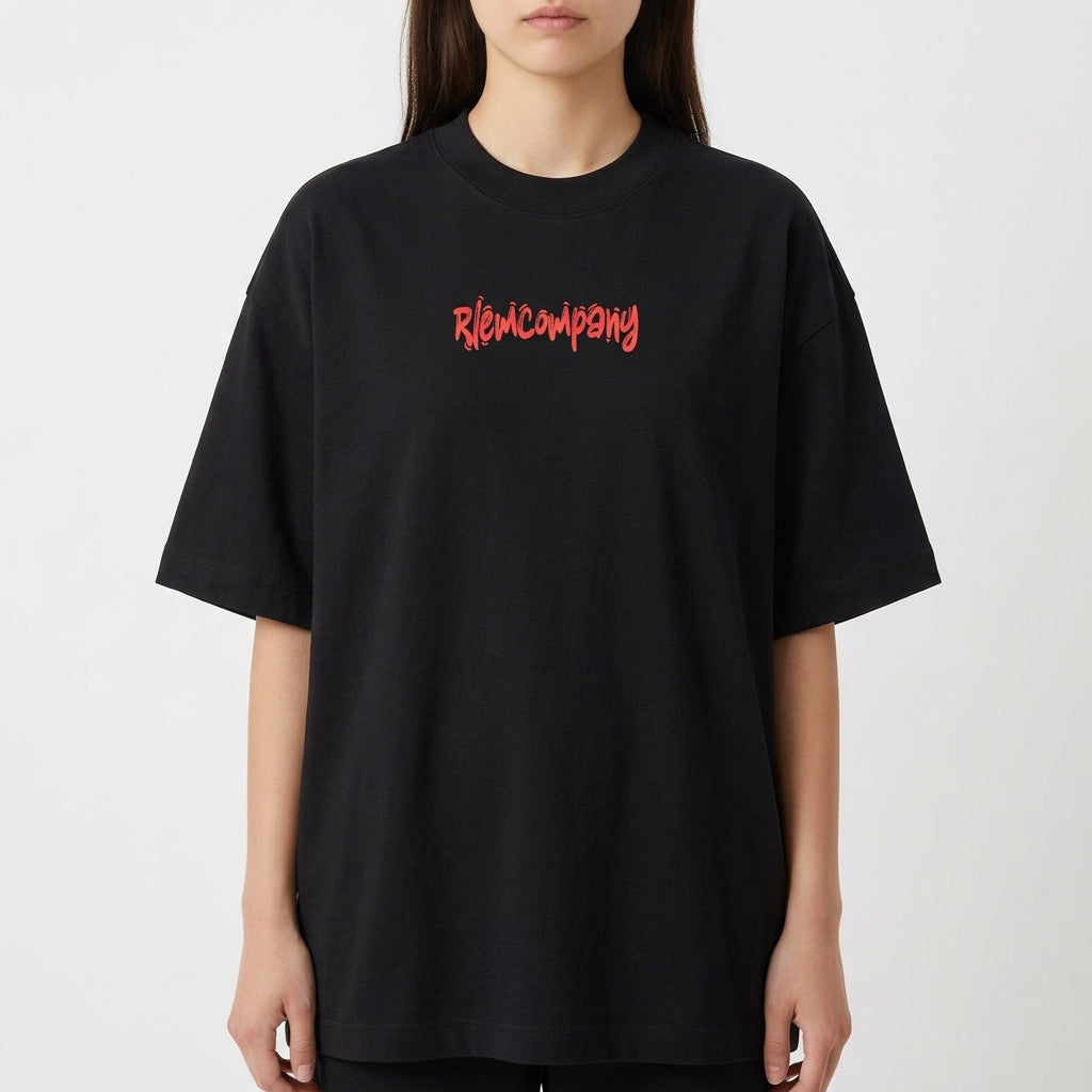 Camiseta com estampa frontal de logotipo estilizado e estampa traseira de camaleão colorido com detalhes psicodélicos e grafite no topo.