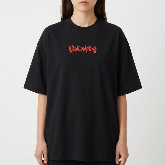 Camiseta com estampa frontal de logotipo estilizado e estampa traseira de camaleão colorido com detalhes psicodélicos e grafite no topo.