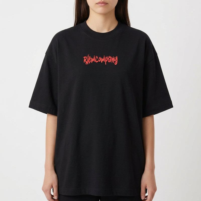 Camiseta com estampa frontal de logotipo estilizado e estampa traseira de camaleão colorido com detalhes psicodélicos e grafite no topo.