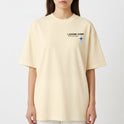 Camiseta com estampa frontal de texto estilizado ao lado de um símbolo estrelado e estampa traseira de logo similar ampliado com gráfico curvo dinâmico.