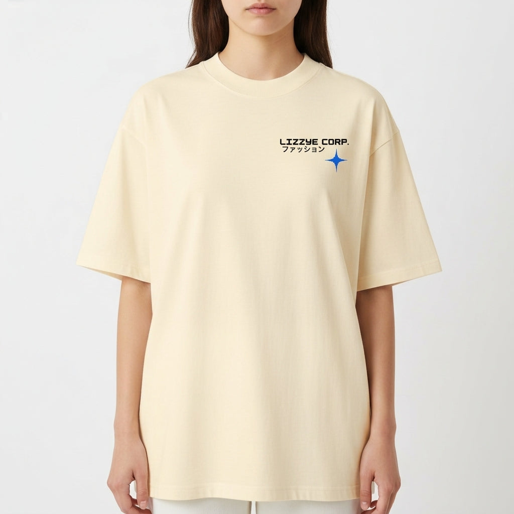 Camiseta com estampa frontal de texto estilizado ao lado de um símbolo estrelado e estampa traseira de logo similar ampliado com gráfico curvo dinâmico.