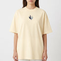 Camiseta com estampa frontal de chama e gelo entrelaçados e estampa traseira de personagem em ação com fundo dinâmico, texto e símbolos decorativos.