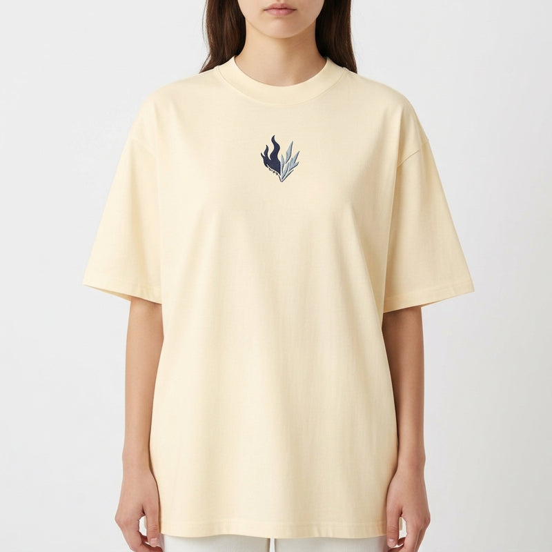 Camiseta com estampa frontal de chama e gelo entrelaçados e estampa traseira de personagem em ação com fundo dinâmico, texto e símbolos decorativos.