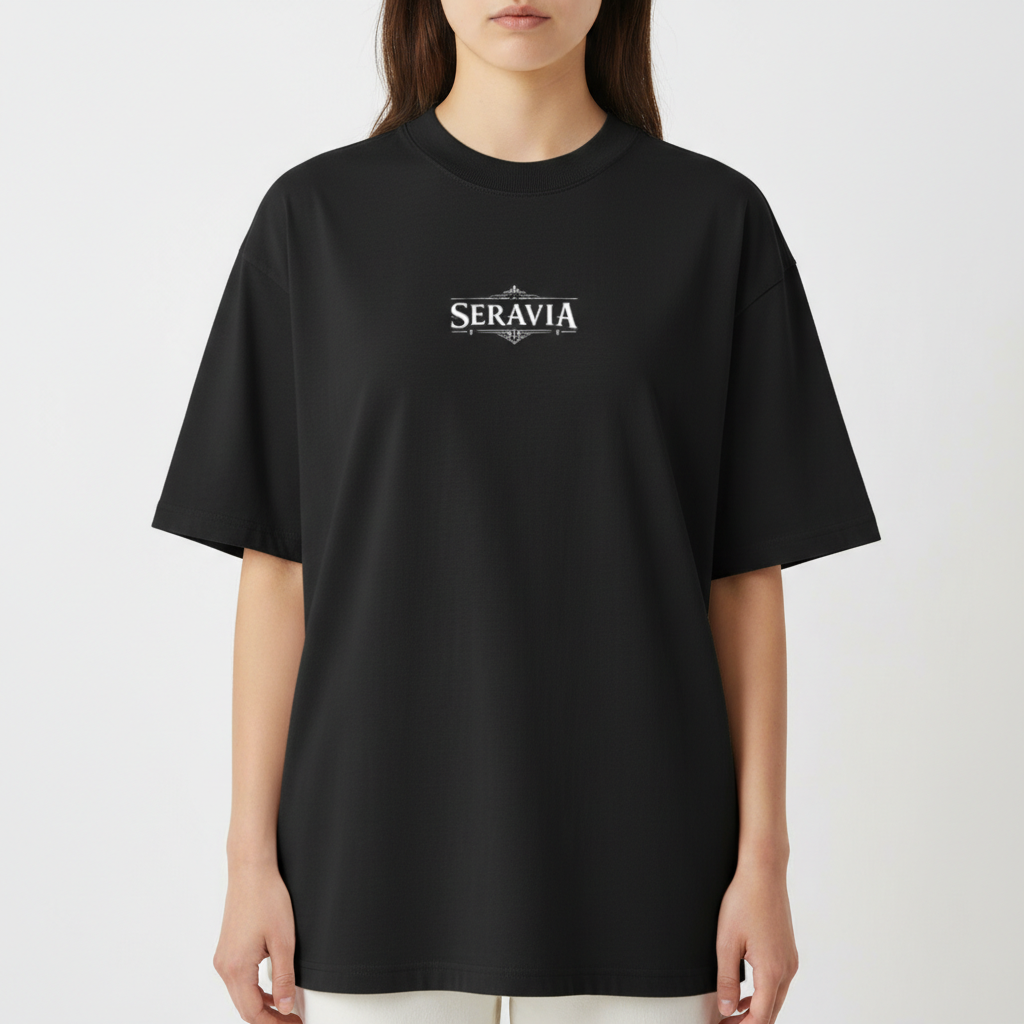Camiseta com estampa frontal de "Seravia" em letras estilizadas e detalhe ornamental, e estampa traseira de Anúbis, o deus egípcio, com asas e tochas.