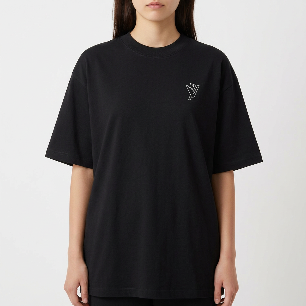 Camiseta com estampa frontal de um pequeno logotipo estilizado localizado no lado esquerdo do peito, apresentando um design geométrico abstrato.