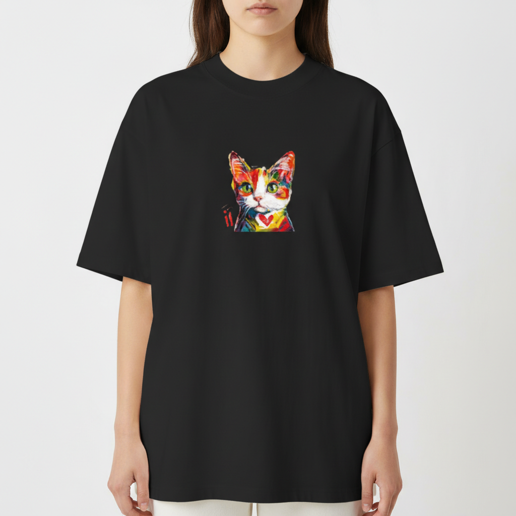 Camiseta com estampa frontal de rosto de gato estilizado, usando traços coloridos e vibrantes, destacando olhos expressivos e um coração no peito.