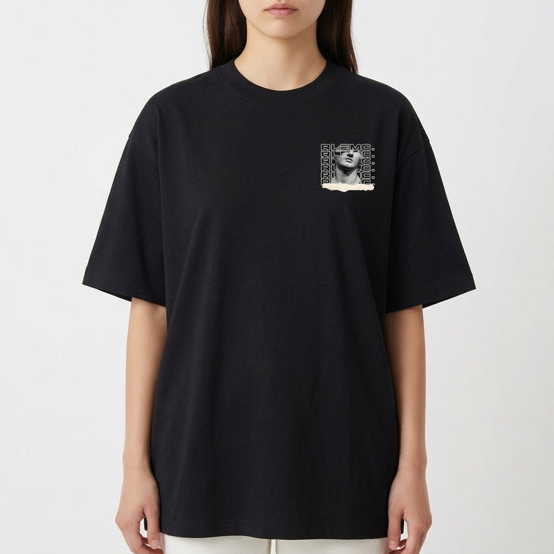 Camiseta com estampa frontal de uma escultura clássica com texto estilizado repetido e detalhe de rasgo, e estampa traseira similar ampliada e centralizada.