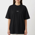 Camiseta com estampa frontal de um texto estilizado centralizado, composto por letras em um design limpo e moderno.
