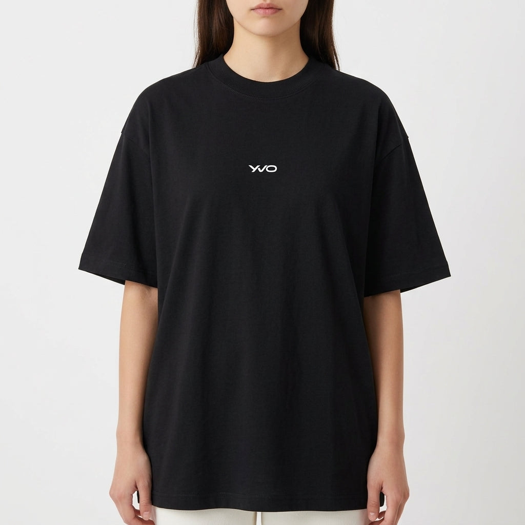 Camiseta com estampa frontal de um texto estilizado centralizado, composto por letras em um design limpo e moderno.