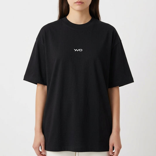 Camiseta com estampa frontal de um texto estilizado centralizado, composto por letras em um design limpo e moderno.