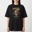 Camiseta com estampa frontal da imagem de Maria com coroa e auréola, cercada por texto estilizado, destacando frases e pequenas ilustrações gráficas.