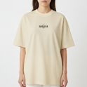 Camiseta com estampa frontal de logotipo estilizado "Seravia" e estampa traseira de ilustração detalhada de rainha egípcia chamada Anck-Su-Namun.