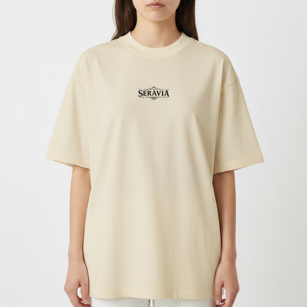 Camiseta com estampa frontal de logotipo estilizado "Seravia" e estampa traseira de ilustração detalhada de rainha egípcia chamada Anck-Su-Namun.