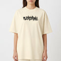 Camiseta com estampa frontal de palavra estilizada em grafite e estampa traseira de desenhos abstratos com frase em destaque em fontes ousadas.