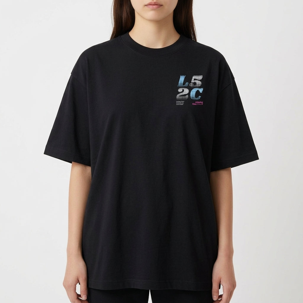 Camiseta com estampa frontal de “L5 2C” em estilo pixelizado e texto menor em roxo, e estampa traseira ampliada do mesmo texto com caracteres adicionais.