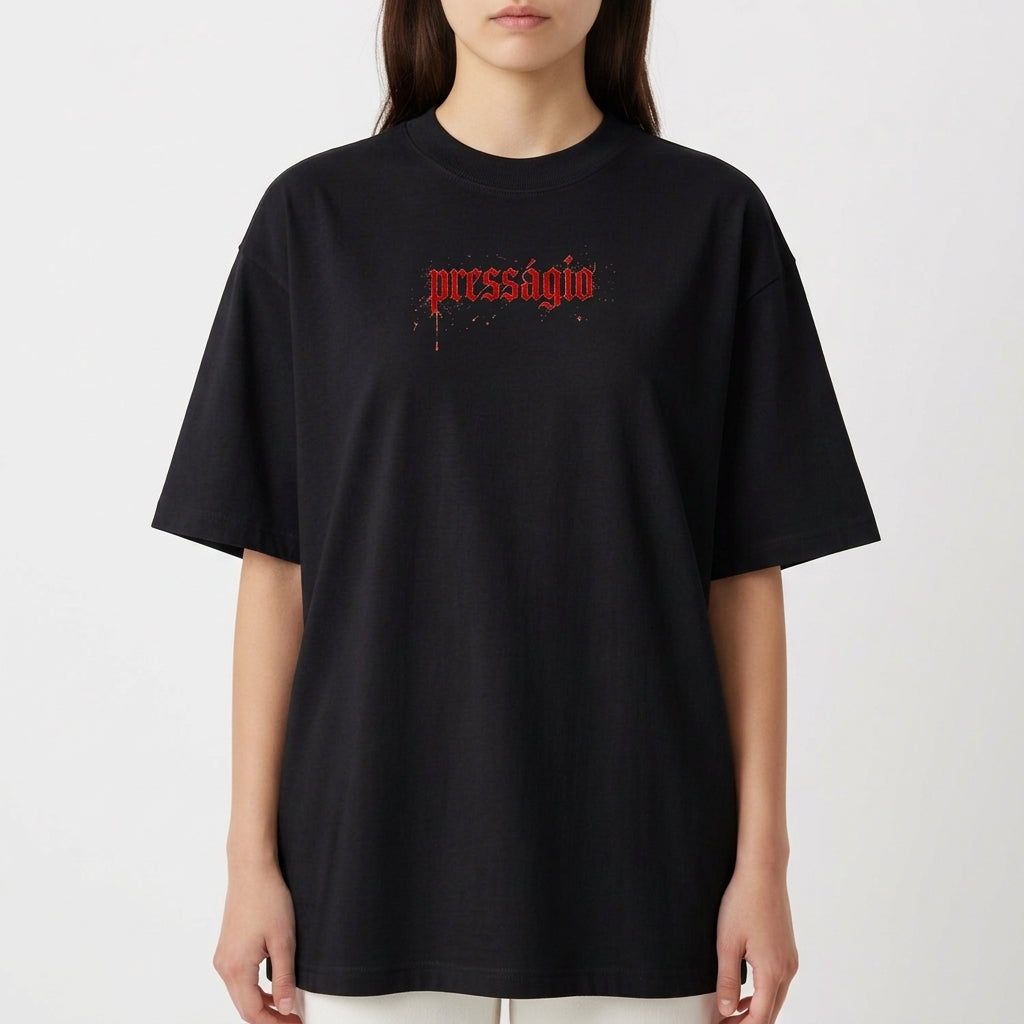 Camiseta com estampa frontal de "pressagio" em fonte estilizada e estampa traseira de círculo com "Maffie Records" no centro, ambos com aparência desgastada.