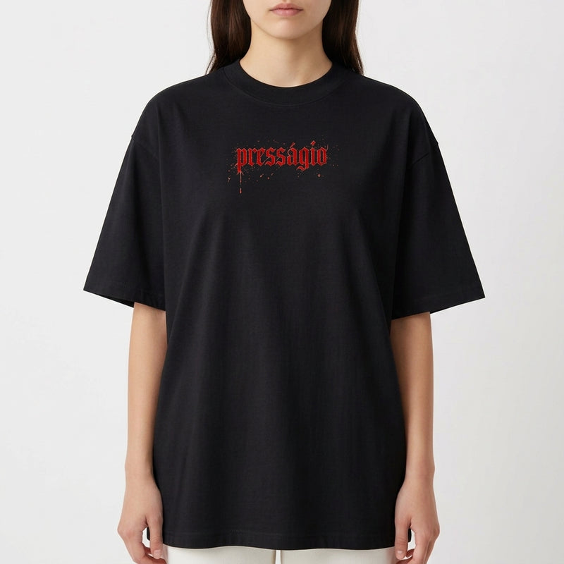 Camiseta com estampa frontal de "pressagio" em fonte estilizada e estampa traseira de círculo com "Maffie Records" no centro, ambos com aparência desgastada.