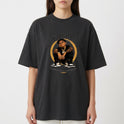 Camiseta com estampa frontal de personagem sentado com tatuagens visíveis, cercado por texto "ABUSADOS" no topo e legenda "REFERÊNCIA DA RUA, CRIADO POR ORIX."