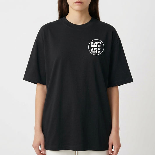 Camiseta com estampa frontal de círculo com letras geométricas e estampa traseira de texto central grande "AVIVA JOVEM" com chamas e referência bíblica.