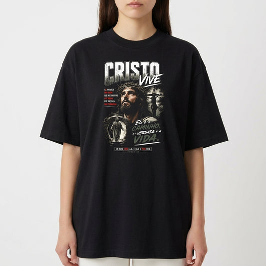 Camiseta com estampa frontal de um rosto cercado por elementos religiosos, incluindo uma cruz, e frases destacando mensagens espirituais.
