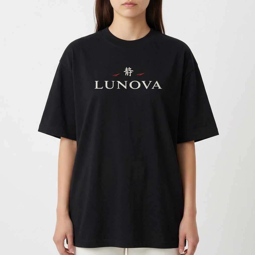 Camiseta com estampa frontal de texto "LUNOVA" com símbolo acima e estampa traseira de lanterna japonesa sob árvore de cerejeira com lua vermelha ao fundo.
