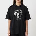 Camiseta com estampa frontal de três imagens sobrepostas de um homem, incluindo uma com microfone e outra com expressão pensativa, acompanhado de assinatura estilizada.
