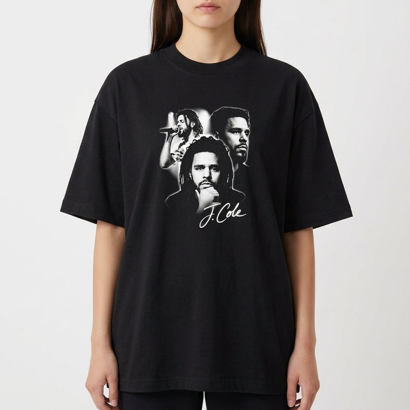 Camiseta com estampa frontal de três imagens sobrepostas de um homem, incluindo uma com microfone e outra com expressão pensativa, acompanhado de assinatura estilizada.
