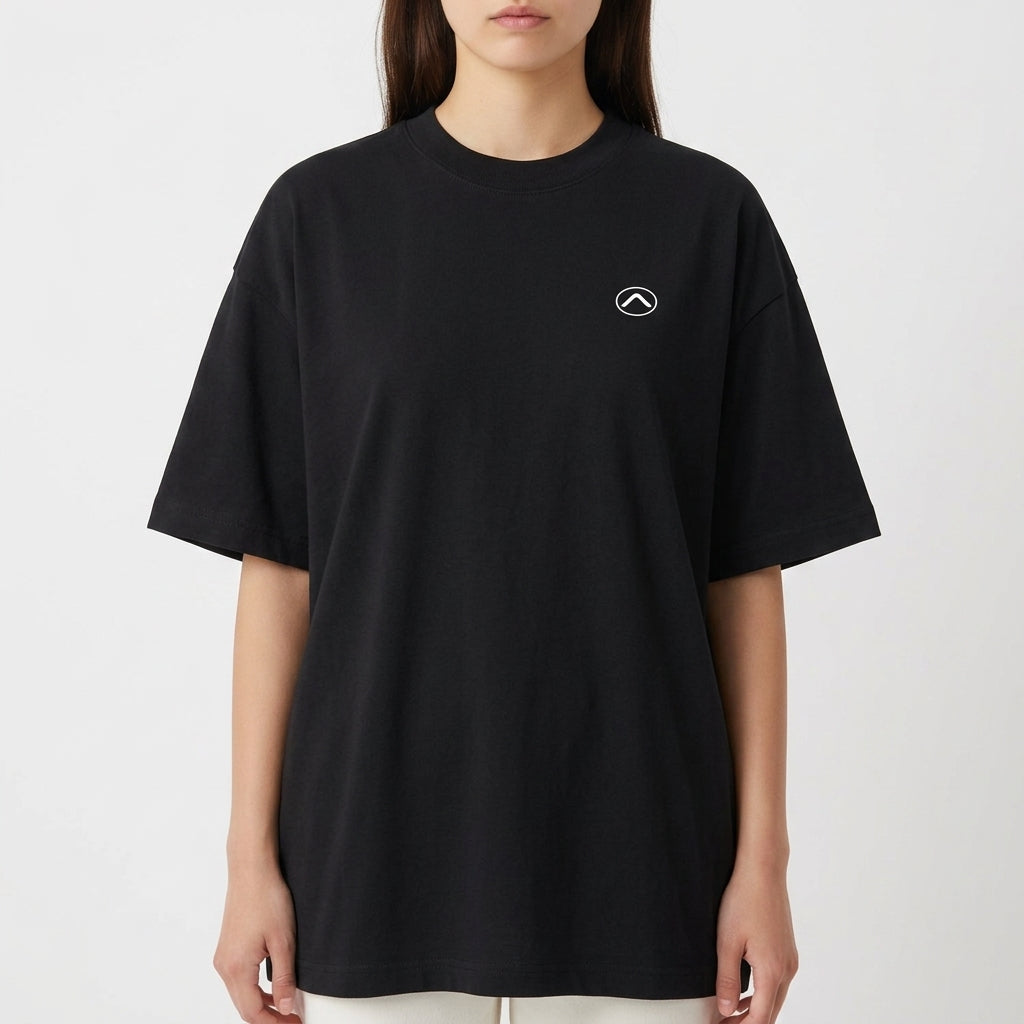 Camiseta com estampa frontal de símbolo minimalista e estampa traseira de pranchas de surfe em fundo de pôr do sol com palmeiras e chão xadrez.