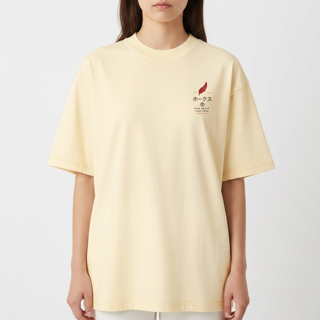 Camiseta com estampa frontal de caracteres japoneses e uma pena vermelha estilizada e estampa traseira de figura alada centralizada com elementos geométricos.