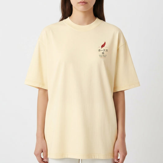 Camiseta com estampa frontal de caracteres japoneses e uma pena vermelha estilizada e estampa traseira de figura alada centralizada com elementos geométricos.