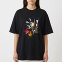 Camiseta com estampa frontal de personagem em pose dinâmica com ação em quadrinhos, destacando soco com efeitos de tinta salpicada.