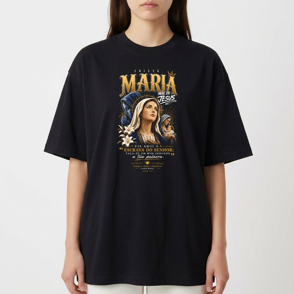 Camiseta com estampa frontal de imagem detalhada de Nossa Senhora, acompanhada de flores e texto estilizado em fonte elegante.