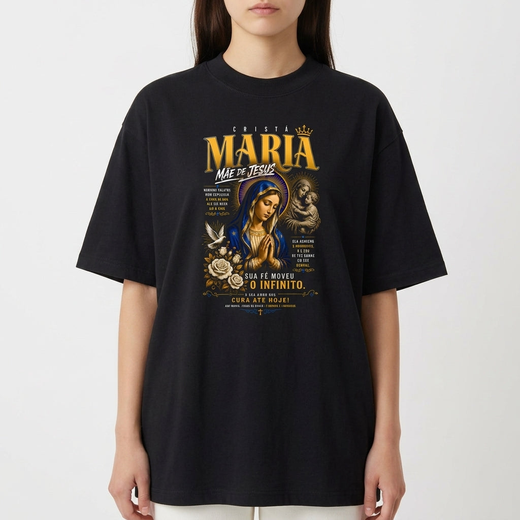 Camiseta com estampa frontal de figura religiosa, com detalhes de texto estilizado e elementos decorativos ao redor de uma imagem central.