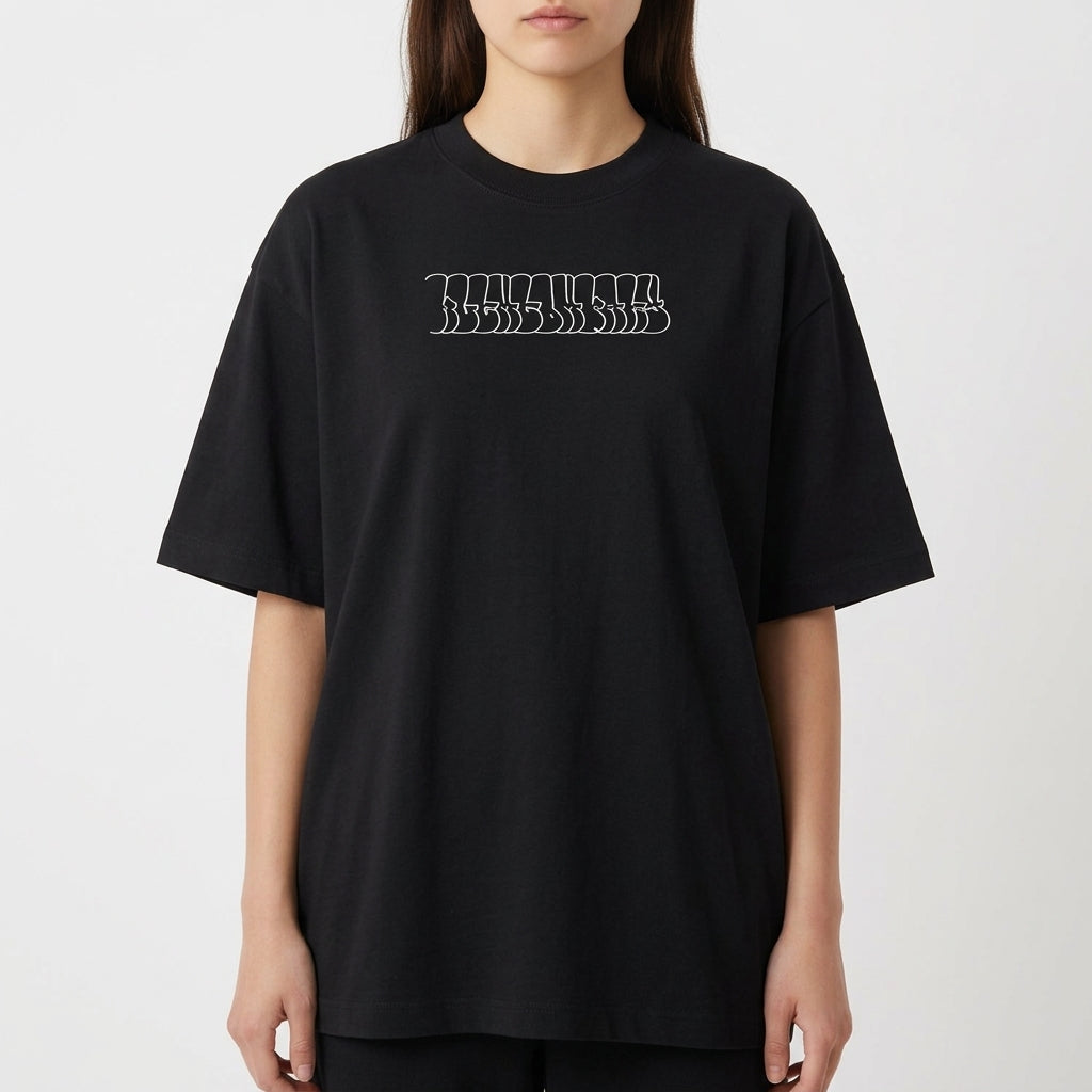 Camiseta com estampa frontal de texto estilizado distorcido e estampa traseira de ilustração angelical com espadas cruzadas e letras decorativas.