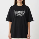 Camiseta com estampa frontal de "Pantano 3000" em letras estilizadas, e estampa traseira de design abstrato com elementos pontiagudos entrelaçados.