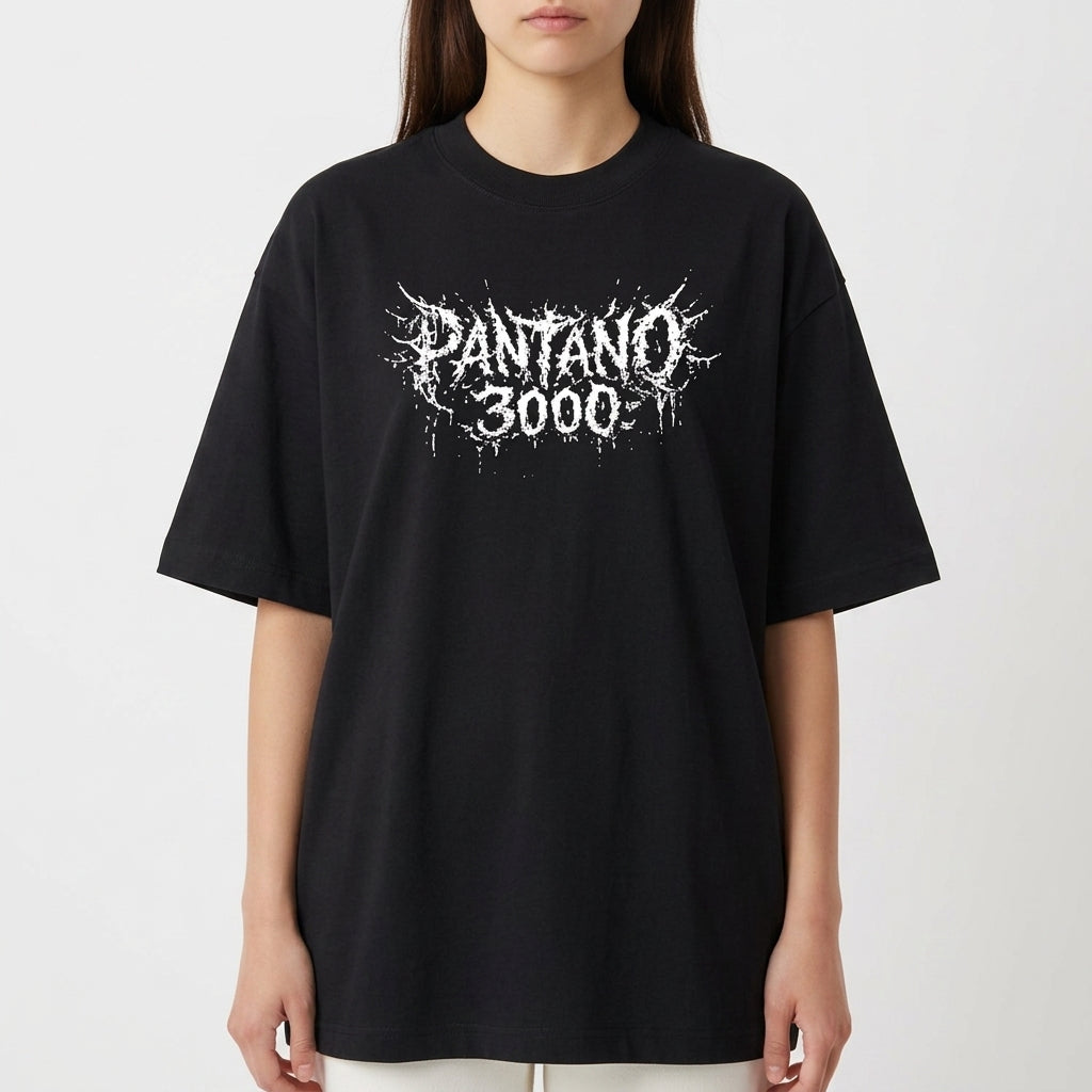 Camiseta com estampa frontal de "Pantano 3000" em letras estilizadas, e estampa traseira de design abstrato com elementos pontiagudos entrelaçados.
