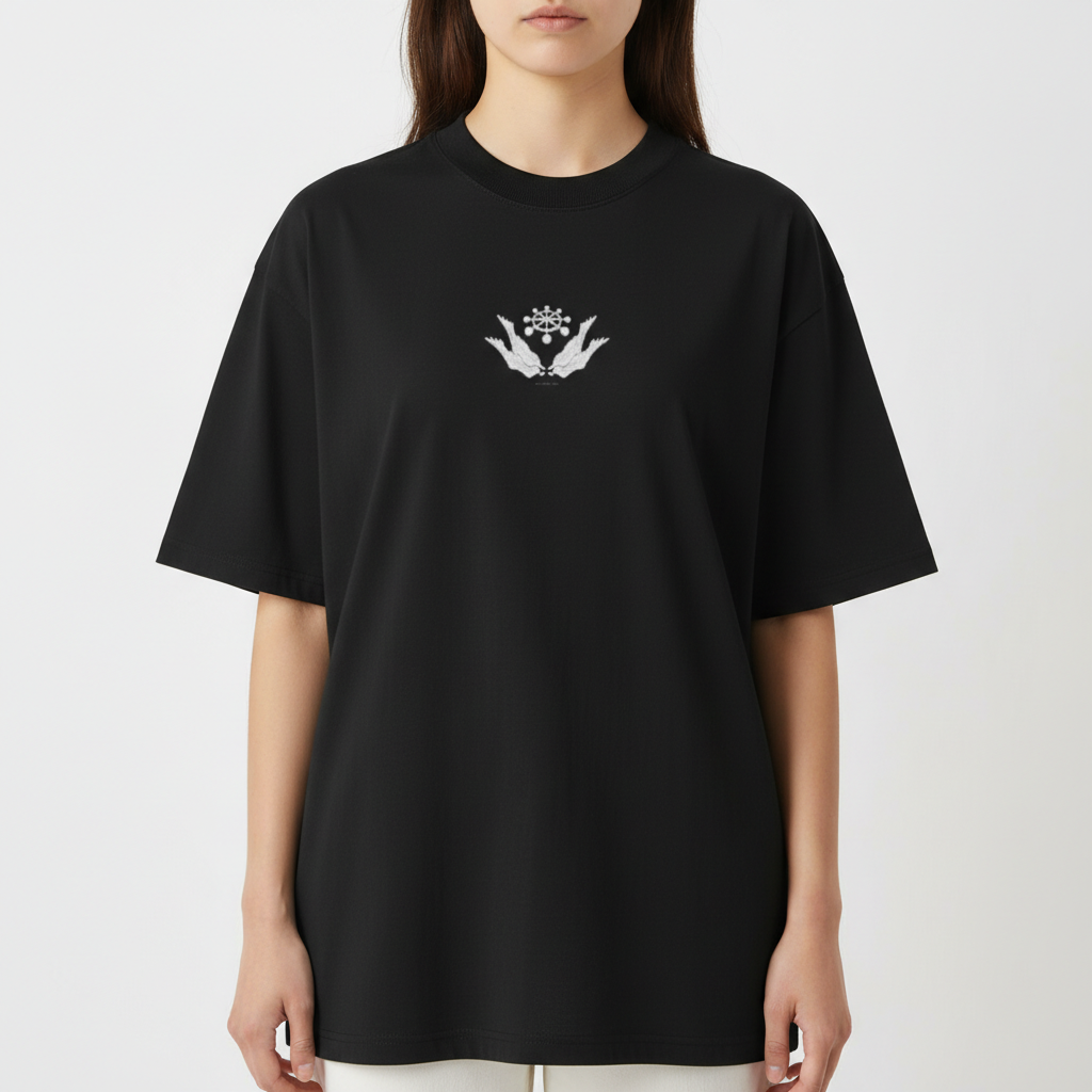 Camiseta com estampa frontal de mãos segurando uma flor estilizada e estampa traseira de design com asas, círculos e texto em estilo asiático.