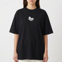 Camiseta com estampa frontal de uma construção em estilo clássico e texto pequeno, e estampa traseira de uma cruz com uma pomba, mãos rezando e a palavra "forgiveness".